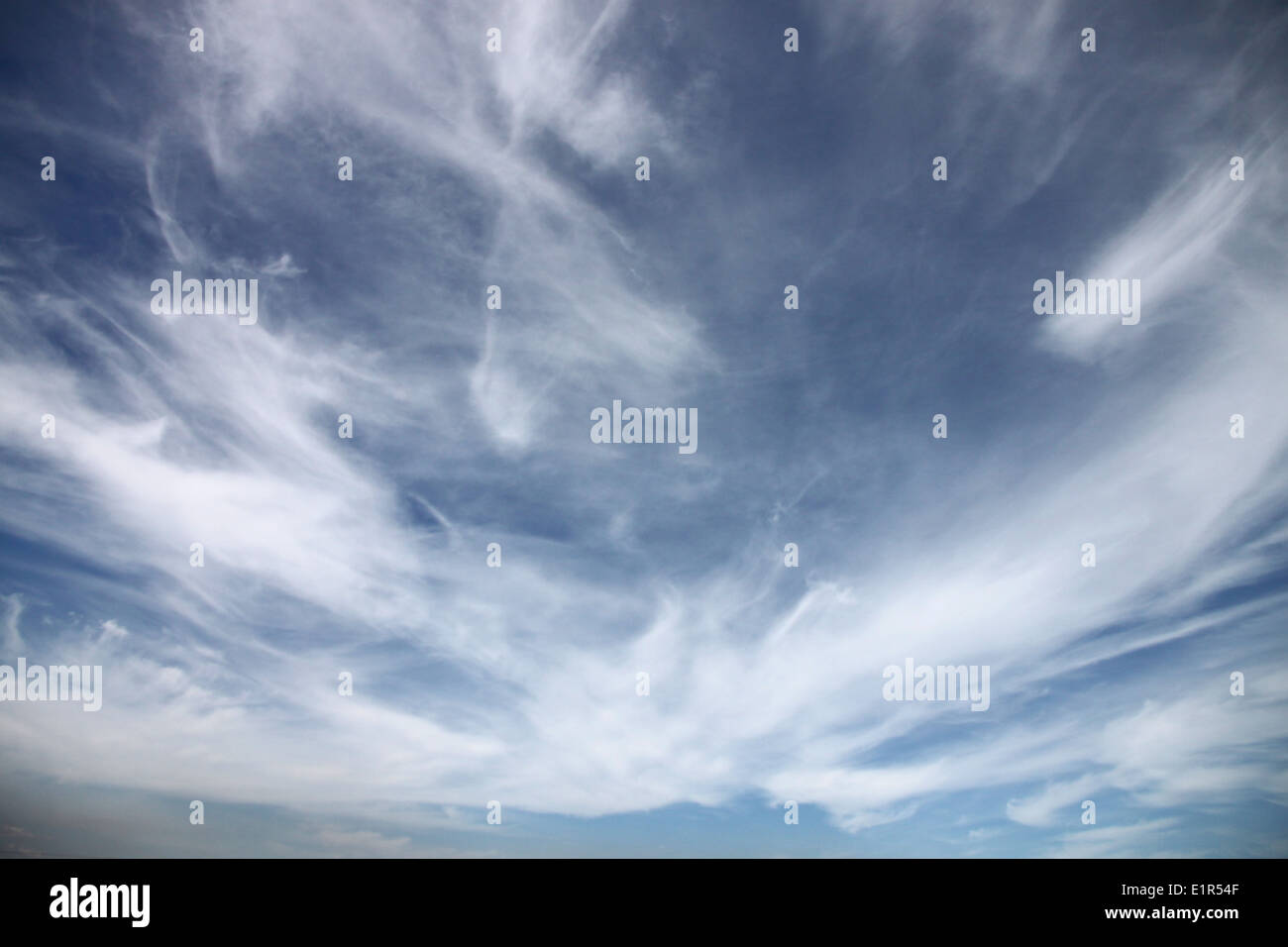 Les nuages blancs sur fond bleu ciel pour la nature. Banque D'Images