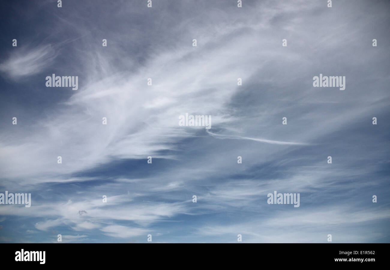Les nuages blancs sur fond bleu ciel pour la nature. Banque D'Images