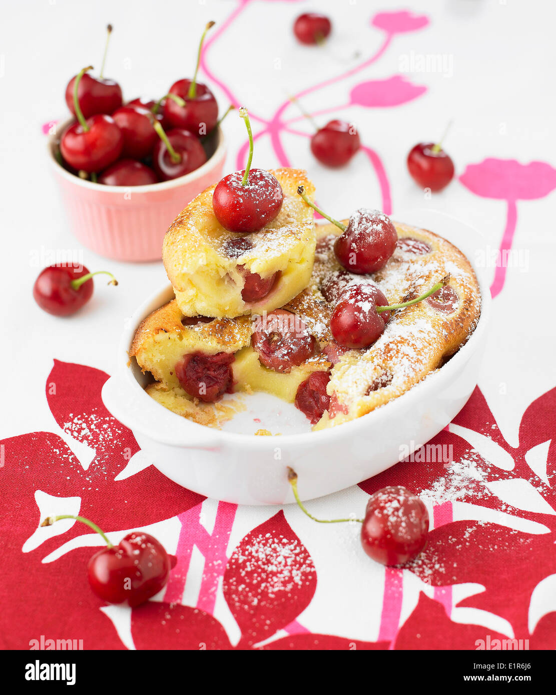 Cherry batter pudding Banque D'Images