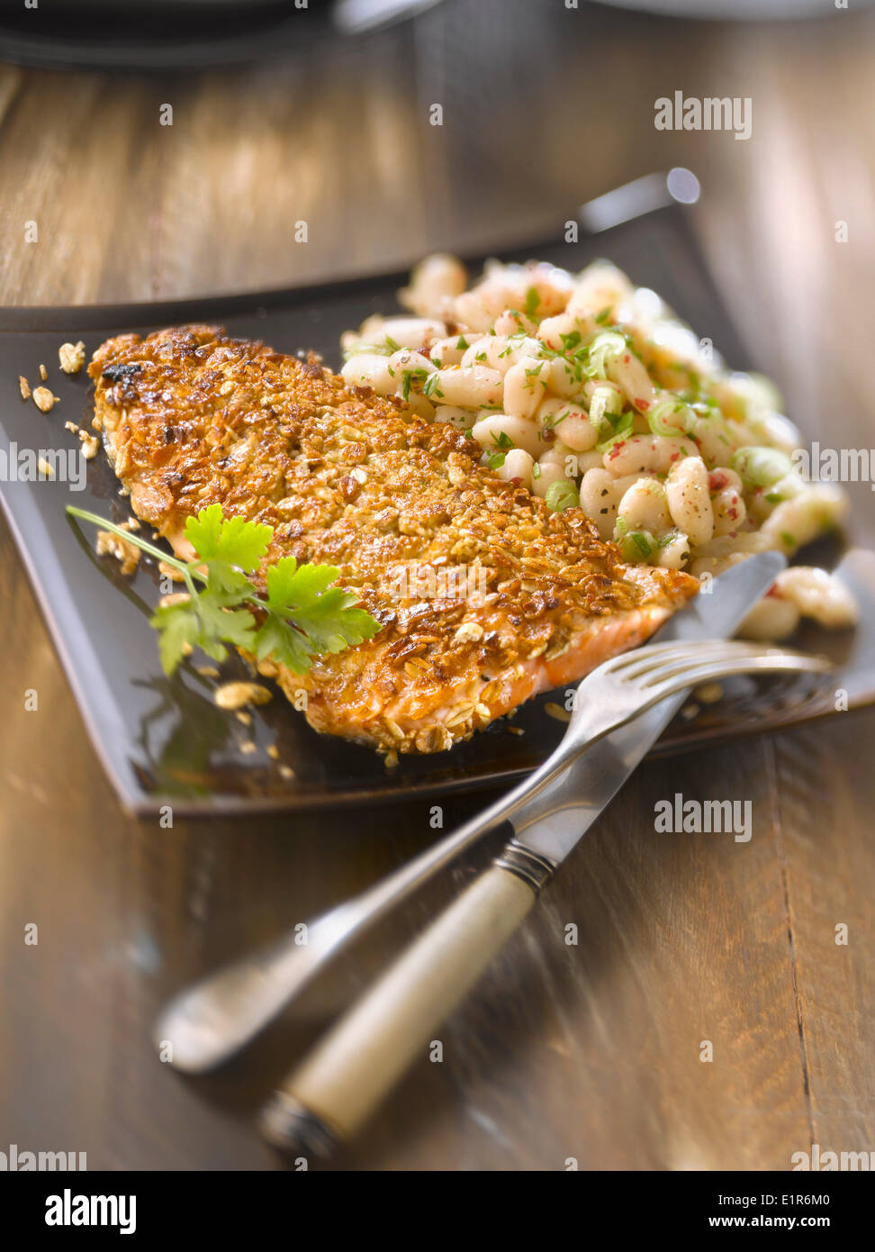 Filet de truite en croûte de céréales, salade de haricots blancs Banque D'Images