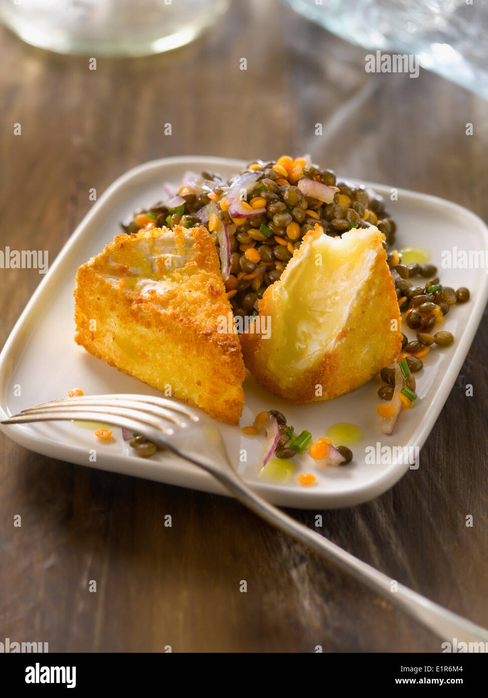 Salade de lentilles et de camembert pané frit Banque D'Images