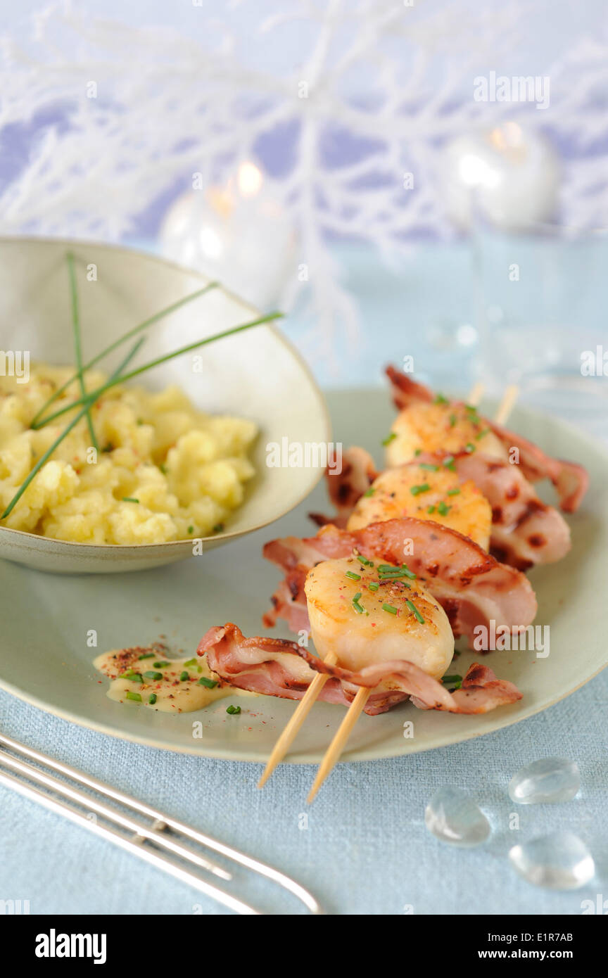 Brochette de pétoncles et de bacon avec sauce au beurre blanc Banque D'Images