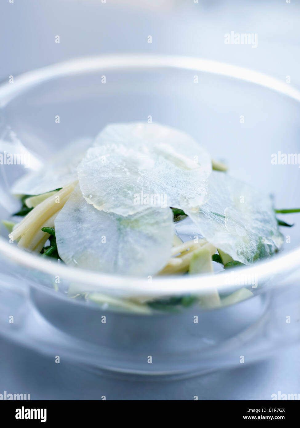 Spaghettis à l'avocat,salicornes et émincé de radis blanc Banque D'Images