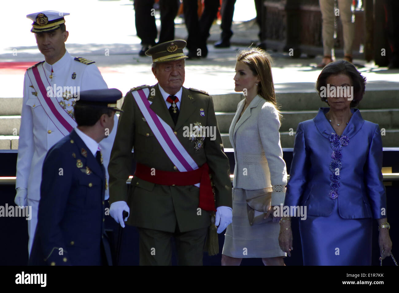 8 juin 2014 - Madrid, Espagne - Spain's Prince Felipe, à gauche, le roi d'Espagne Juan Carlos, au milieu de l'Espagne, la Reine Sofia, à droite, et de l'Espagne La princesse Letizia, deuxième à droite, préparez-vous à regarder les soldats lors d'un défilé militaire de la journée nationale des Forces armées à Madrid, en Espagne, dimanche 8 juin, 2014. Le Roi Juan Carlos envisage d'abdiquer et ouvrir la voie à son fils, le Prince Felipe, pour devenir le prochain roi. Les 76 ans, Juan Carlos a supervisé la transition de la dictature à la démocratie mais a eu des problèmes de santé répétés au cours des dernières années. © ZUMA Press, Inc./Alamy Live News Banque D'Images
