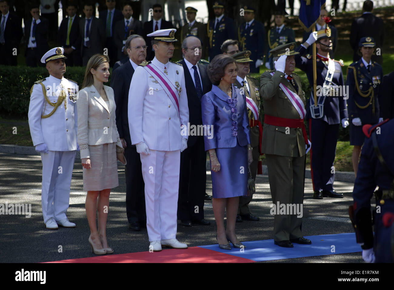 8 juin 2014 - Madrid, Espagne - de gauche à droite l'Espagne La princesse Letizia d'Espagne, Prince Felipe, Espagne Le Roi Juan Carlos et la Reine Sofia d'Espagne assister à une parade militaire sur la Journée nationale des Forces armées à Madrid, en Espagne, dimanche 8 juin, 2014. Le Roi Juan Carlos envisage d'abdiquer et ouvrir la voie à son fils, le Prince Felipe, pour devenir le prochain roi. Les 76 ans, Juan Carlos a supervisé la transition de la dictature à la démocratie mais a eu des problèmes de santé répétés au cours des dernières années. © ZUMA Press, Inc./Alamy Live News Banque D'Images