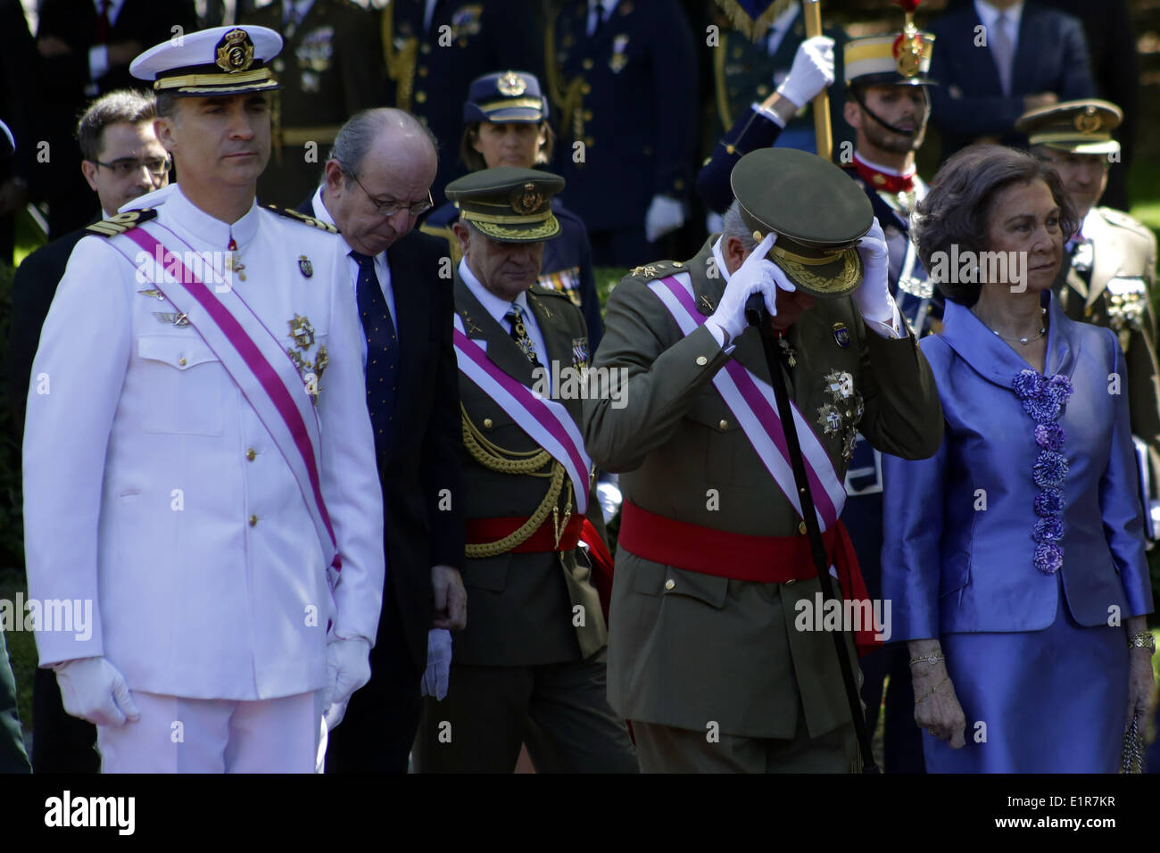 8 juin 2014 - Madrid, Espagne - le roi d'Espagne Juan Carlos, moyenne, les gestes en regard de la Reine Sofia de Span, droite, et de l'Espagne, le Prince Felipe à gauche pendant un défilé militaire sur la Journée nationale des Forces armées à Madrid, en Espagne, dimanche 8 juin, 2014. Le Roi Juan Carlos envisage d'abdiquer et ouvrir la voie à son fils, le Prince Felipe, pour devenir le prochain roi. Les 76 ans, Juan Carlos a supervisé la transition de la dictature à la démocratie mais a eu des problèmes de santé répétés au cours des dernières années. © ZUMA Press, Inc./Alamy Live News Banque D'Images