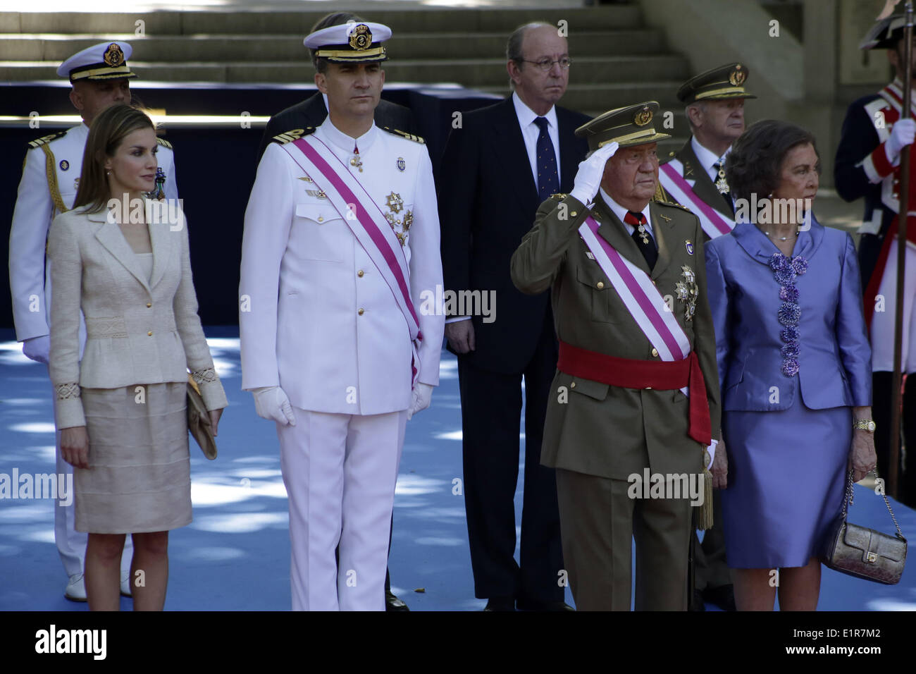 8 juin 2014 - Madrid, Espagne - de gauche à droite de l'Espagne La princesse Letizia, Prince Felipe d'Espagne, le roi d'Espagne Juan Carlos et la Reine Sofia d'Espagne pour assister à un défilé militaire sur la Journée nationale des Forces armées à Madrid, en Espagne, dimanche 8 juin, 2014. Le Roi Juan Carlos envisage d'abdiquer et ouvrir la voie à son fils, le Prince Felipe, pour devenir le prochain roi. Les 76 ans, Juan Carlos a supervisé la transition de la dictature à la démocratie mais a eu des problèmes de santé répétés au cours des dernières années. © ZUMA Press, Inc./Alamy Live News Banque D'Images