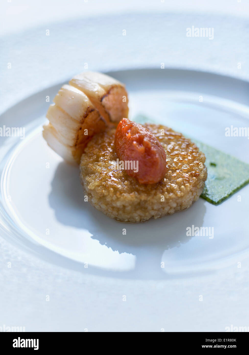 Gâteau de riz croustillantes pétoncles grillées,, compotée de tomate et du beurre au gingembre Banque D'Images
