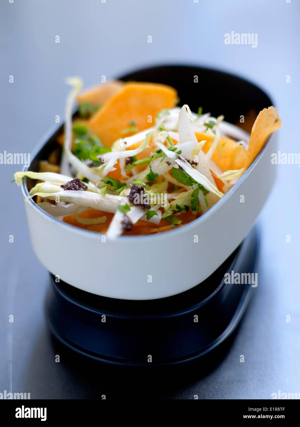 Salade de chicorée,frais et pommes de terre aux herbes Bento Banque D'Images