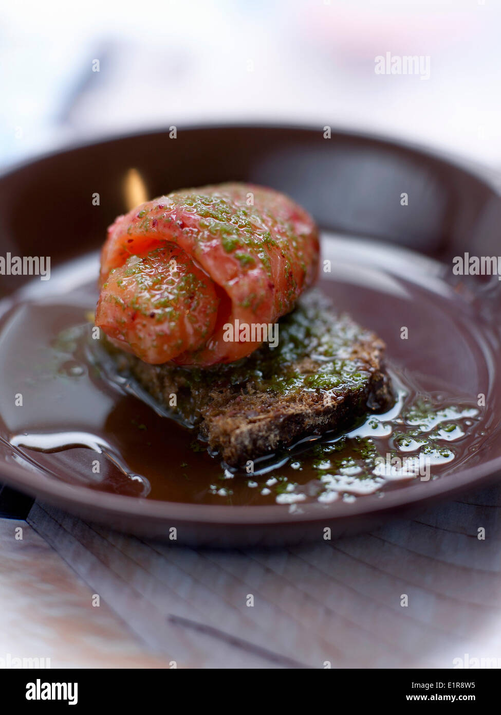 Saumon mariné à l'huile,de canneberges à l'estragon et l'ail Banque D'Images