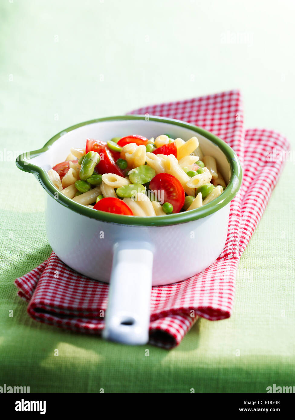 Pâtes aux tomates cerise , flageolet haricots et pois Banque D'Images