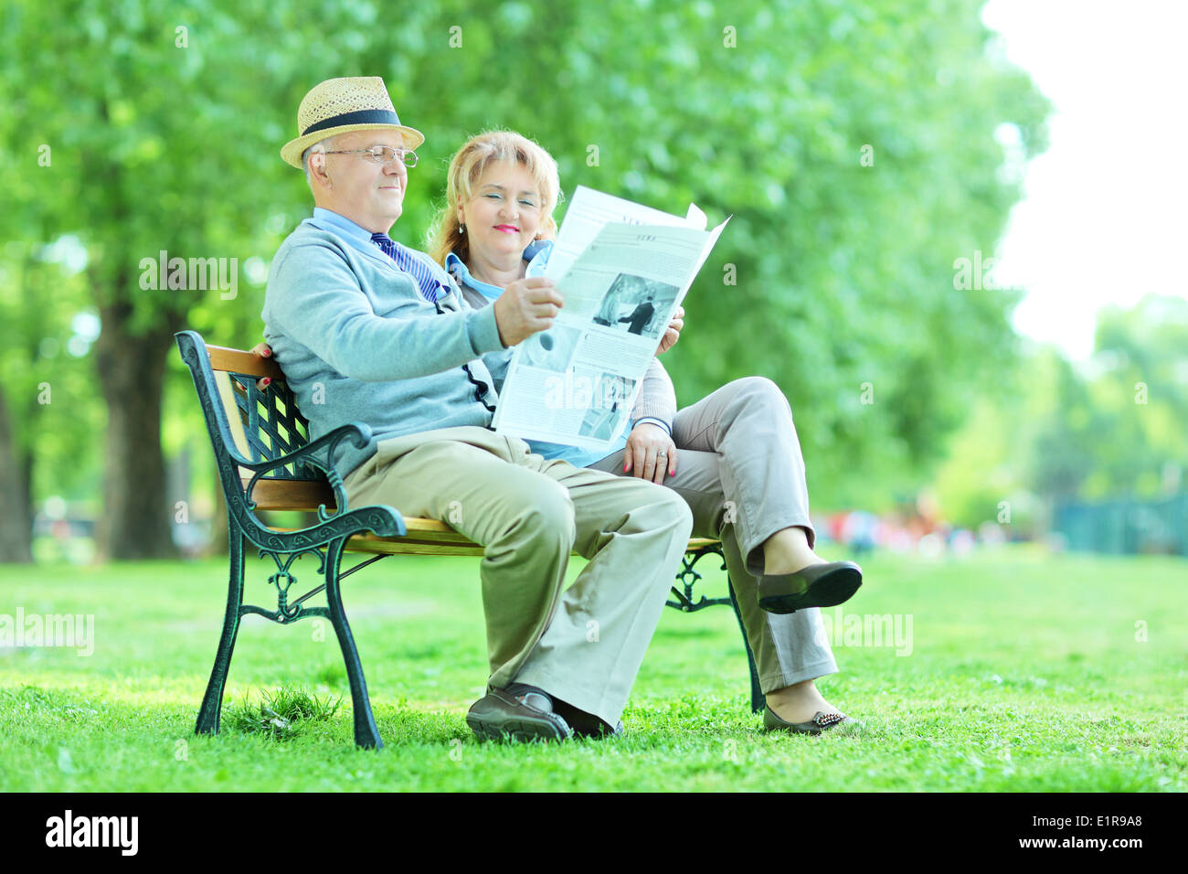 Mature Woman Reading a newspaper outdoors Banque D'Images