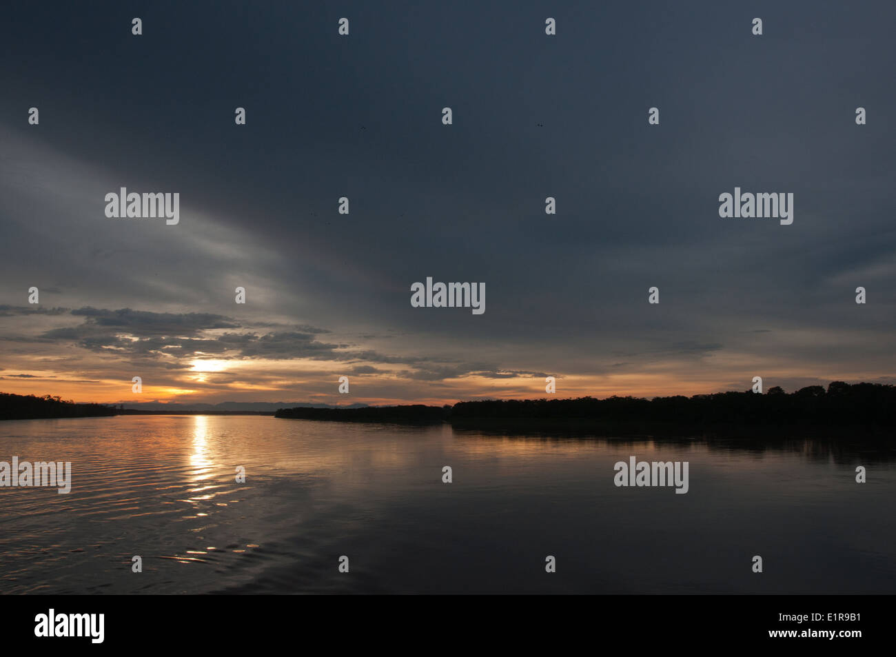 La tombée sur l'Amazonie péruvienne Banque D'Images