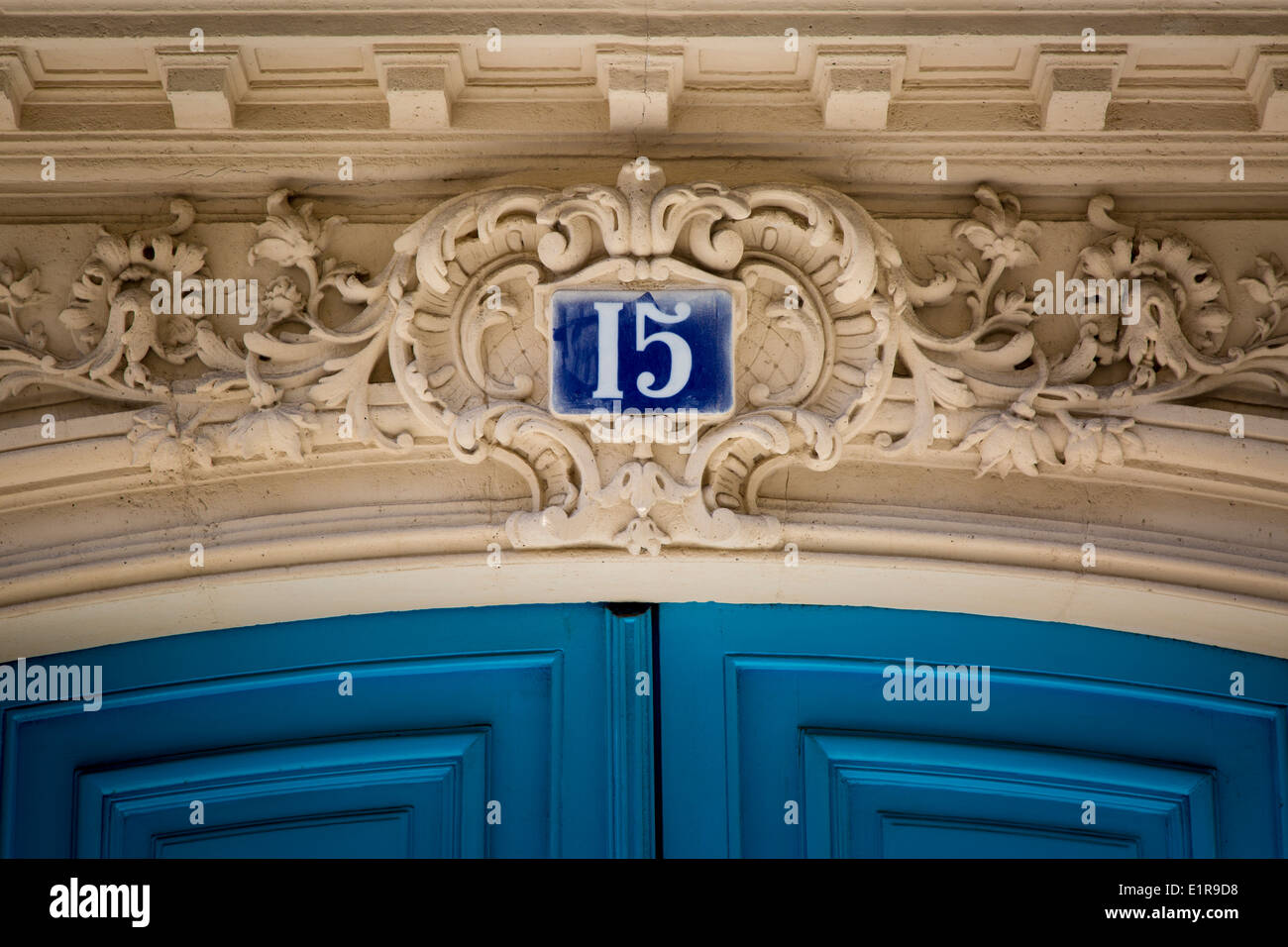 Numéro de l'adresse au-dessus de la porte avant pour home, Paris France Banque D'Images