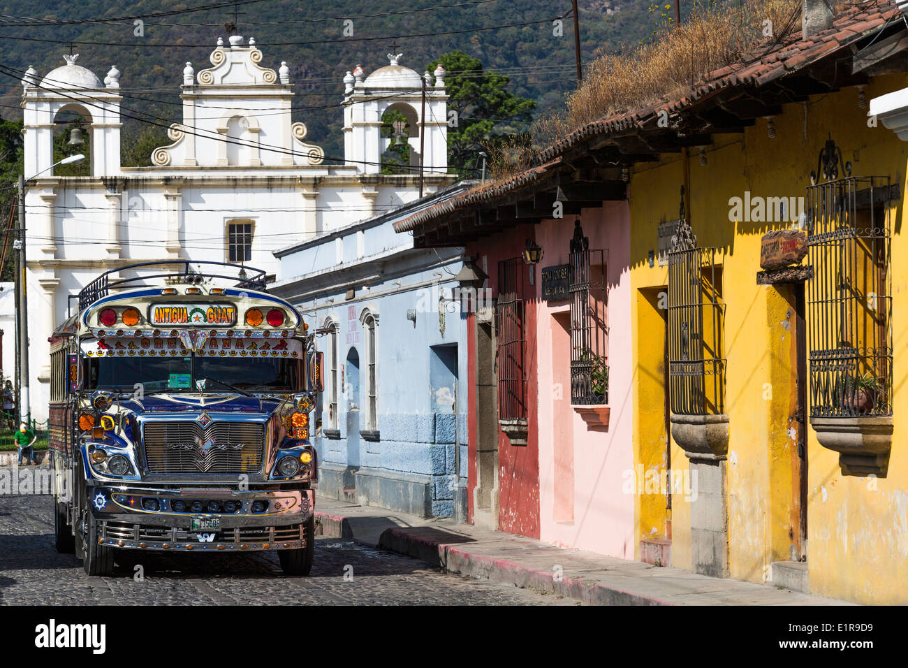 Un typique "L' autobus voyageant entre Antigua et Guatemala City Banque D'Images