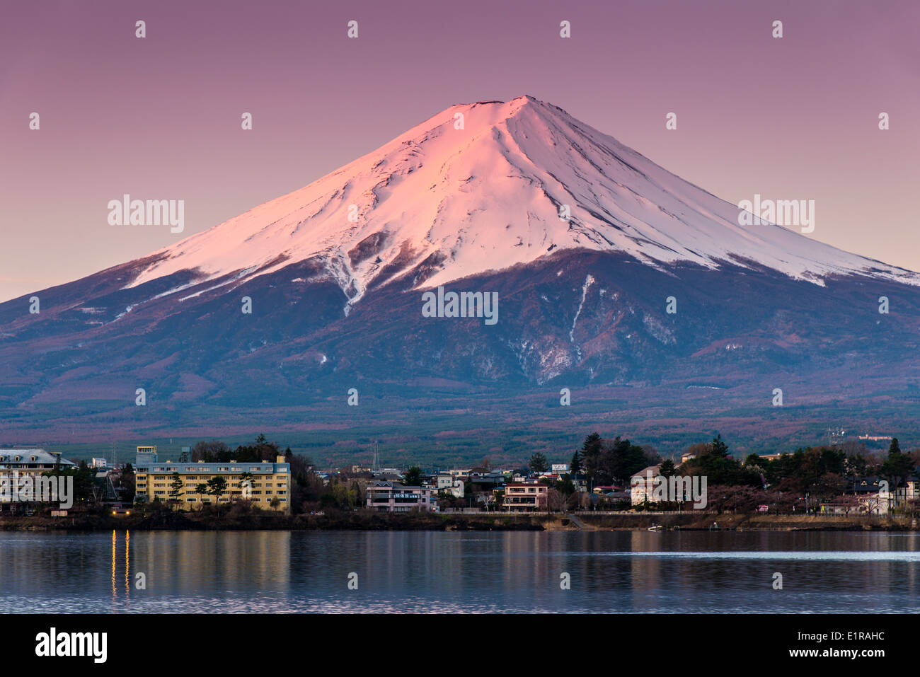 Le mont Fuji au lever du soleil comme vu du lac Kawaguchi, préfecture de Yamanashi, Japon Banque D'Images
