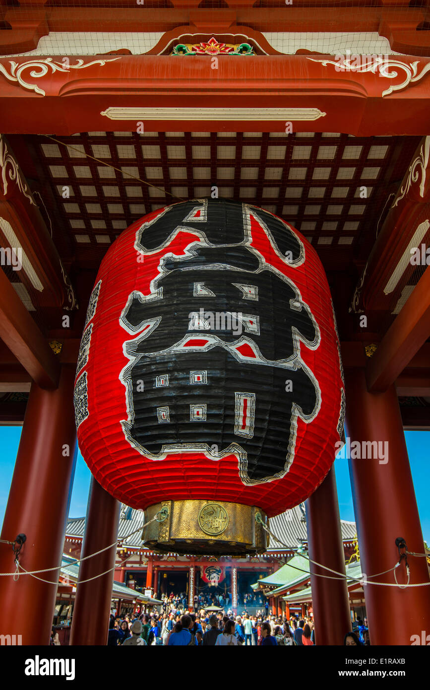 Lanterne de papier à Kaminarimon Gate, le Temple Senso-ji, district d'Asakusa, Tokyo, Japon Banque D'Images