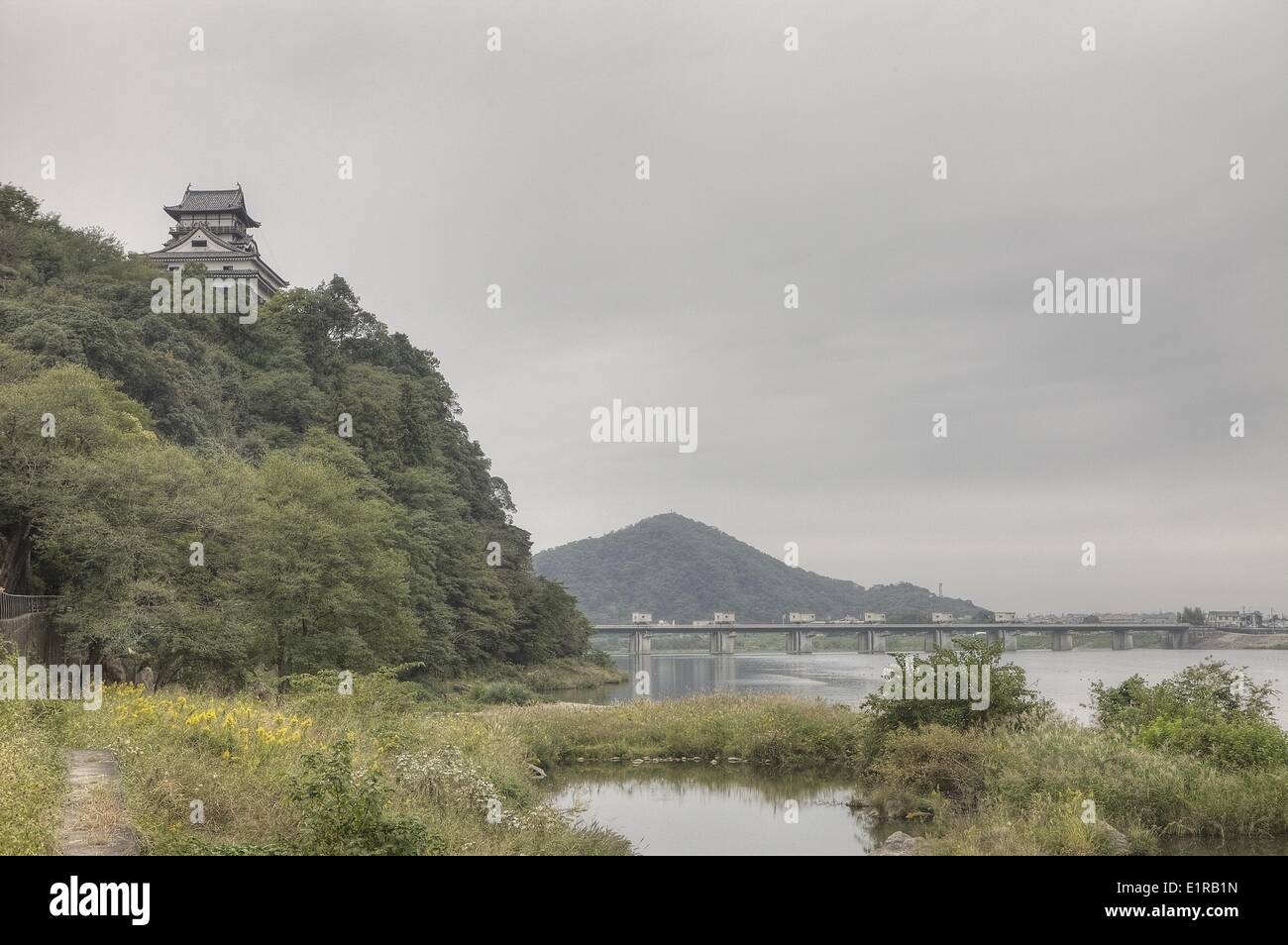 Le château d'Inuyama est l'un des plus anciens châteaux du Japon. Il supervise la rivière Kiso. Banque D'Images