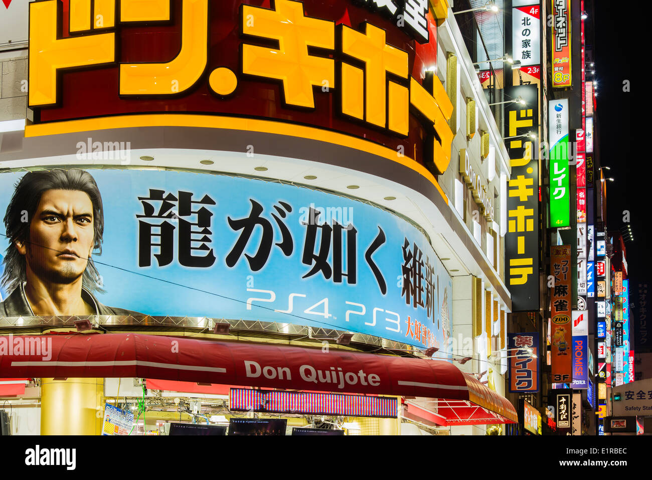 Les néons colorés le long de Yasukuni dori, Asakusa, Tokyo, Japon Banque D'Images