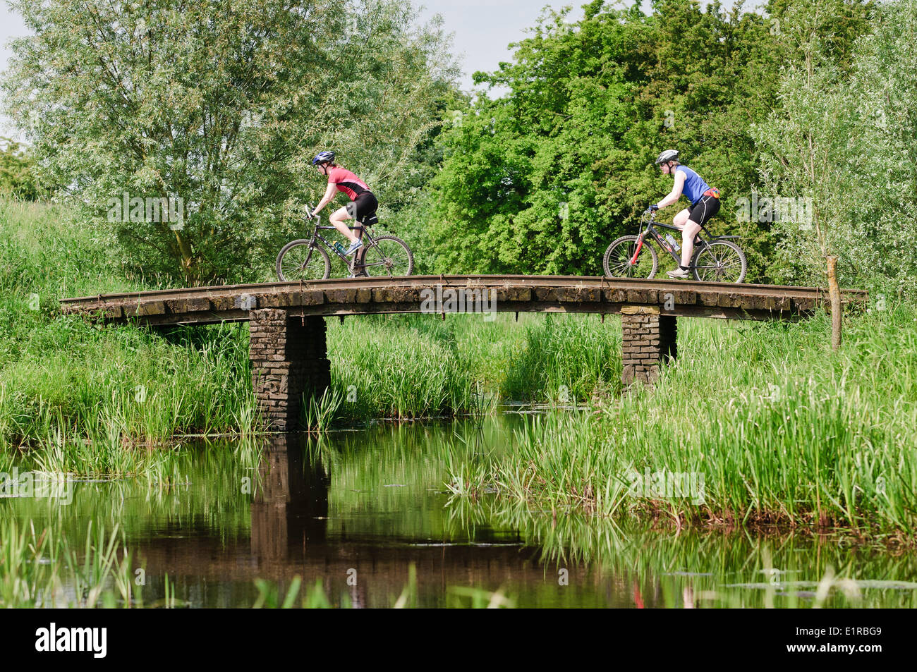 Cycle de deux dames au bridge avec vtt. Banque D'Images