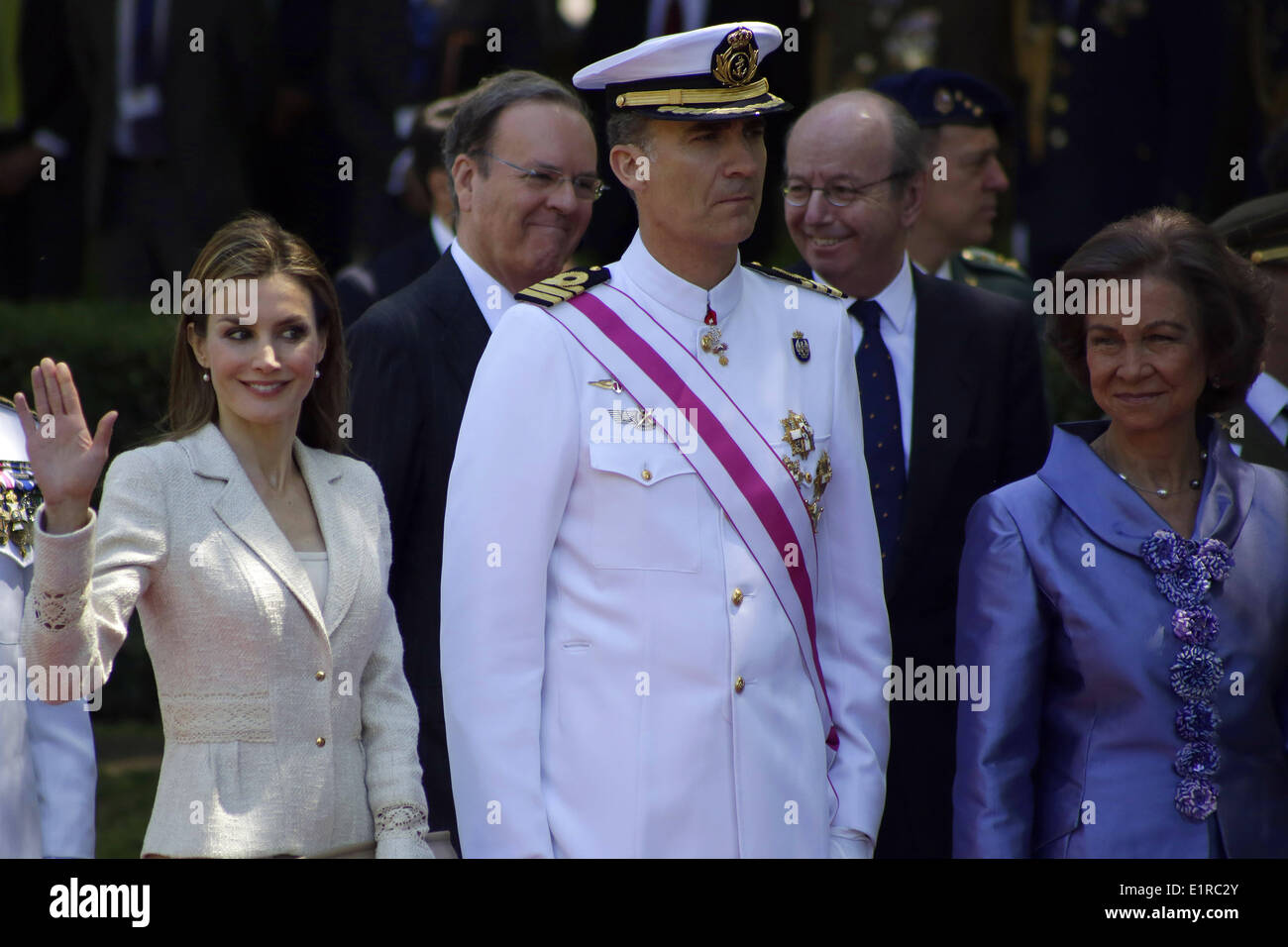 Madrid, Espagne. 8 juin, 2014. Espagne La Princesse Letizia, gauche, gestes à côté de l'Espagne, le Prince Felipe et l'Espagne, la Reine Sofia au cours d'un défilé militaire sur la Journée nationale des Forces armées à Madrid, en Espagne, dimanche 8 juin, 2014. Le Roi Juan Carlos envisage d'abdiquer et ouvrir la voie à son fils, le Prince Felipe, pour devenir le prochain roi. Les 76 ans, Juan Carlos a supervisé la transition de la dictature à la démocratie mais a eu des problèmes de santé répétés au cours des dernières années. © ZUMA Press, Inc./Alamy Live News Banque D'Images