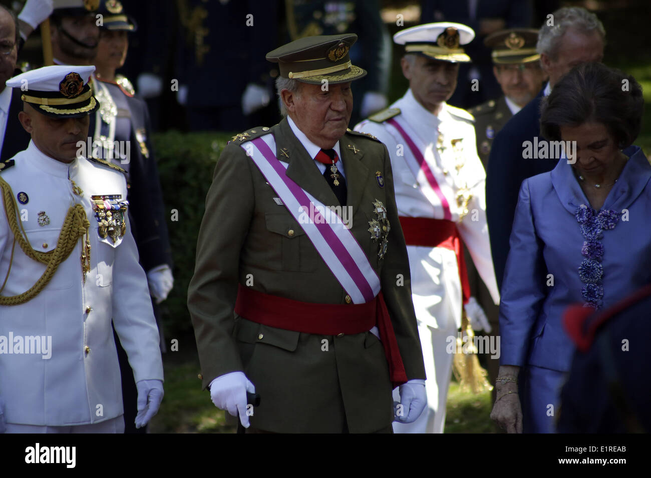 8 juin 2014 - Madrid, Espagne - roi d'Espagne Juan Carlos, au milieu et à l'espagnol La Reine Sofia, droite, assister à un défilé militaire sur la Journée nationale des Forces armées à Madrid, en Espagne, dimanche 8 juin, 2014. Le Roi Juan Carlos envisage d'abdiquer et ouvrir la voie à son fils, le Prince Felipe, pour devenir le prochain roi. Les 76 ans, Juan Carlos a supervisé la transition de la dictature à la démocratie mais a eu des problèmes de santé répétés au cours des dernières années. © ZUMA Press, Inc./Alamy Live News Banque D'Images