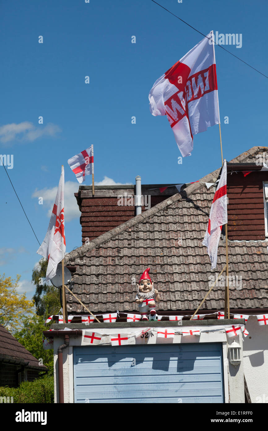 Les supporters de football Angleterre chambre dans le Hampshire décoré la semaine avant le début de la coupe du monde 2014. Drapeaux anglais survolant partisans house ne laisse pas de doute sur ce qu'il observera au cours des prochaines semaines. Banque D'Images