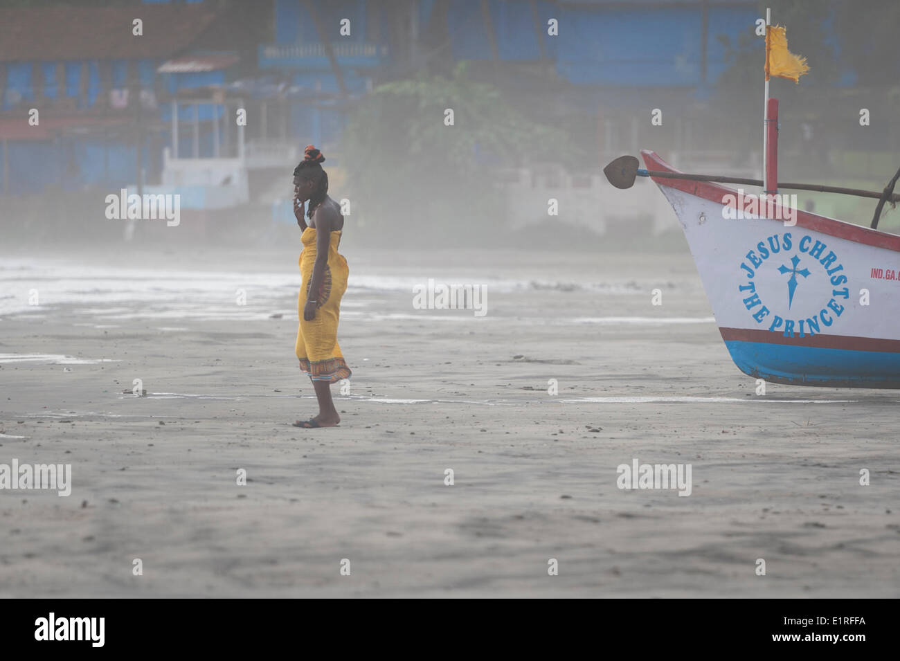 Arambol, Goa, Inde. 9 juin, 2014. Le tourisme s'appuie sur une cigarette comme les débuts de la mousson arrive à Arambol beach, North Goa, Inde. Credit : Lee Thomas/Alamy Live News Banque D'Images