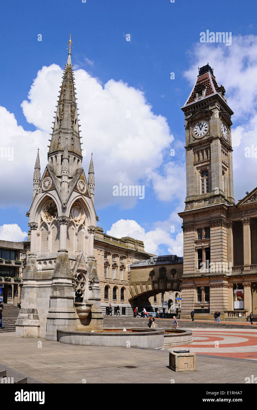 Chamberlain memorial à Chamberlain Square avec la tour de Birmingham museum and art gallery à l'arrière, Birmingham, UK Banque D'Images