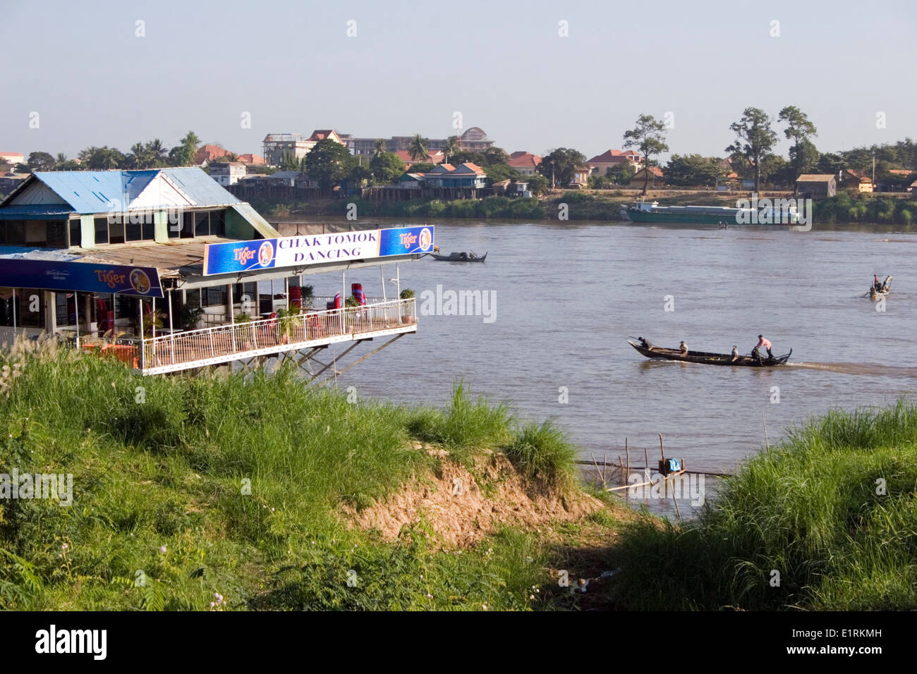 La Chak Tomok Dance Club repose au-dessus du littoral de la rivière du Mékong à Phnom Penh, Cambodge. Banque D'Images