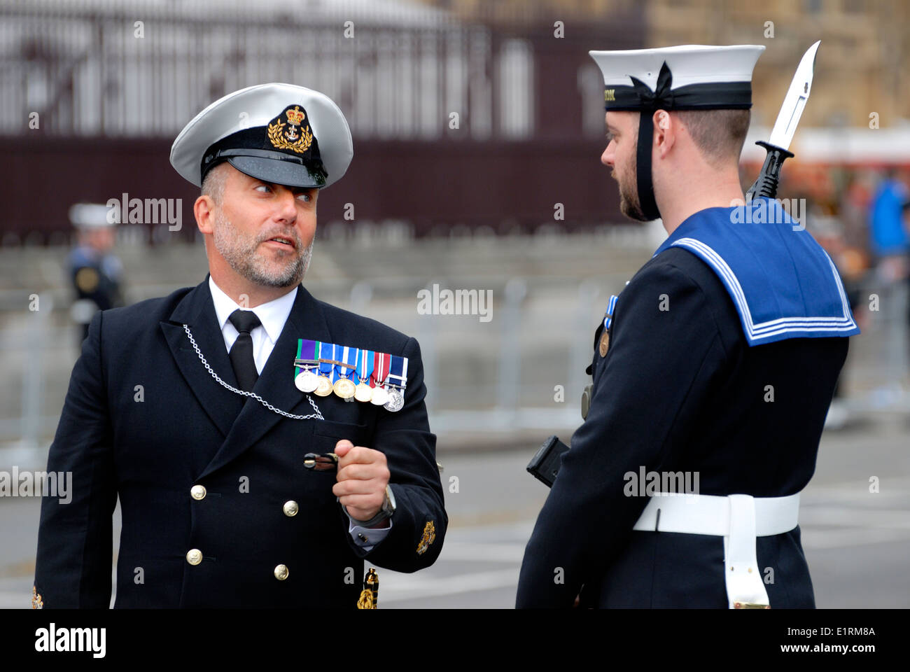Londres, Angleterre, Royaume-Uni. Ouverture du Parlement de l'état 4 juin 2014. Les membres de la Marine royale qui monte la garde à la place du Parlement Banque D'Images