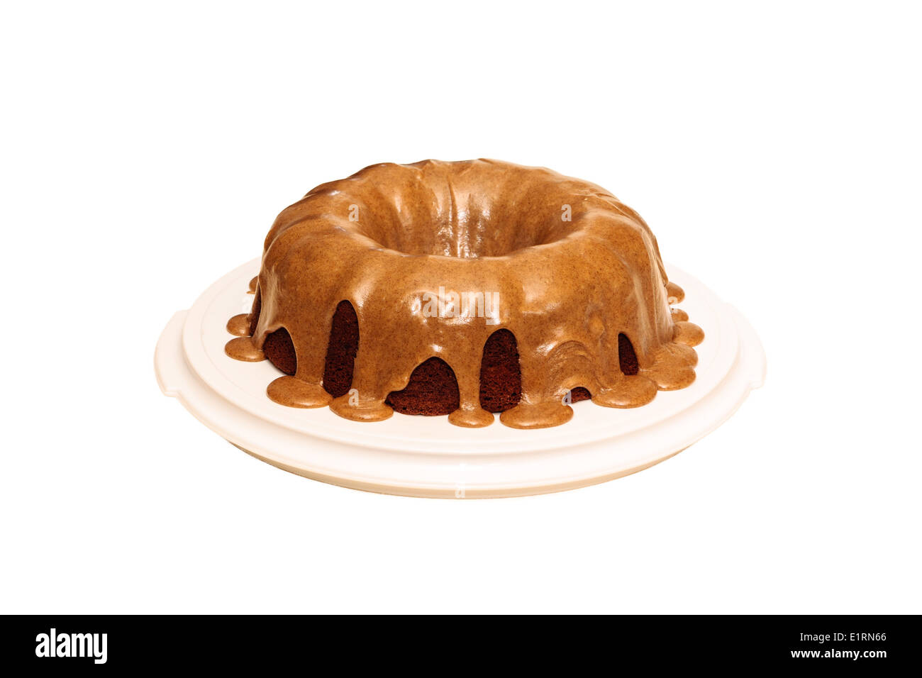 La compote de pommes Gâteau aux épices et aux raisins gâteau sur un serveur sur un fond blanc Banque D'Images