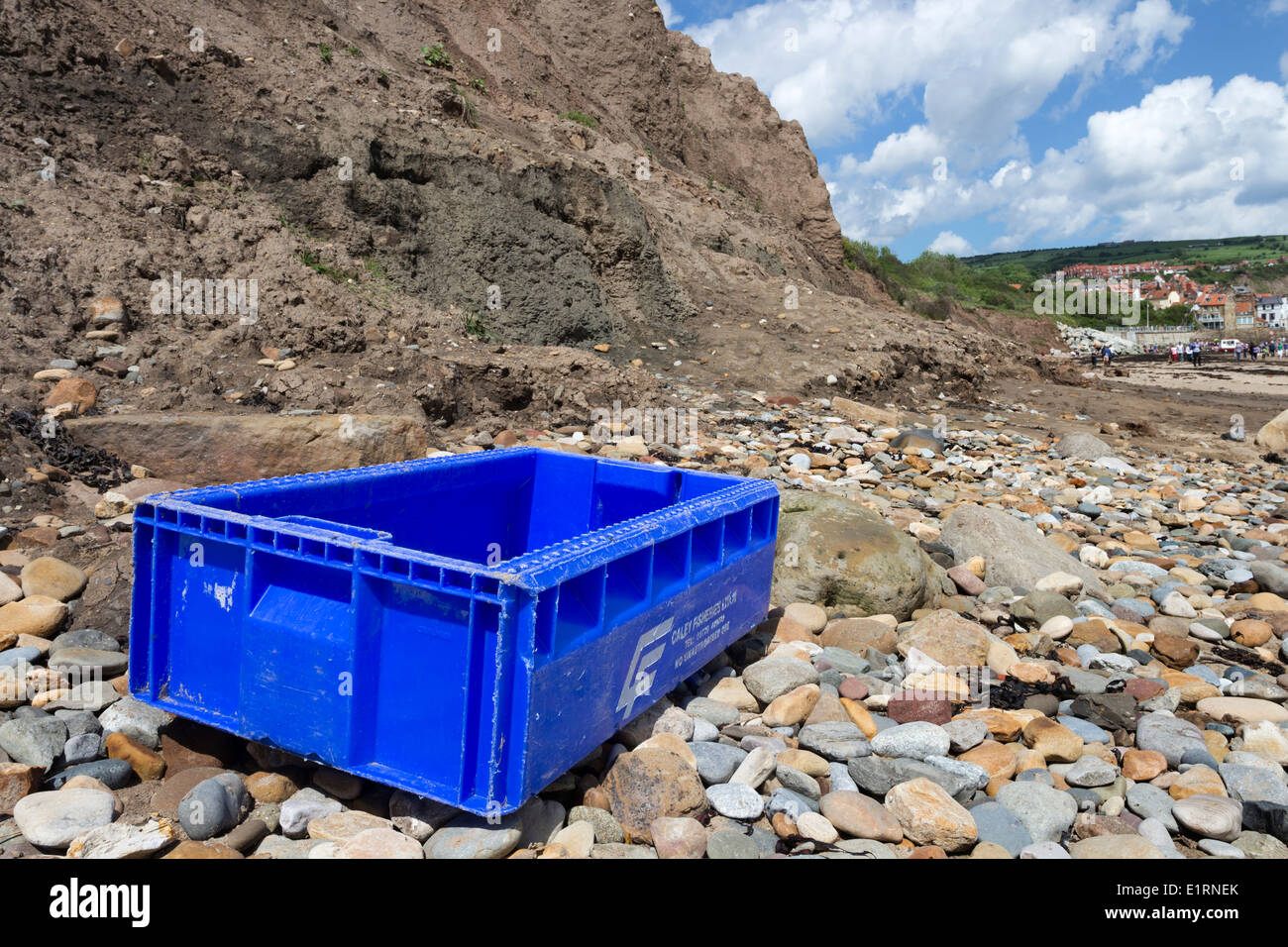 Boîte en plastique crochet de pêche échoué sur une plage de North Yorkshire England UK Banque D'Images
