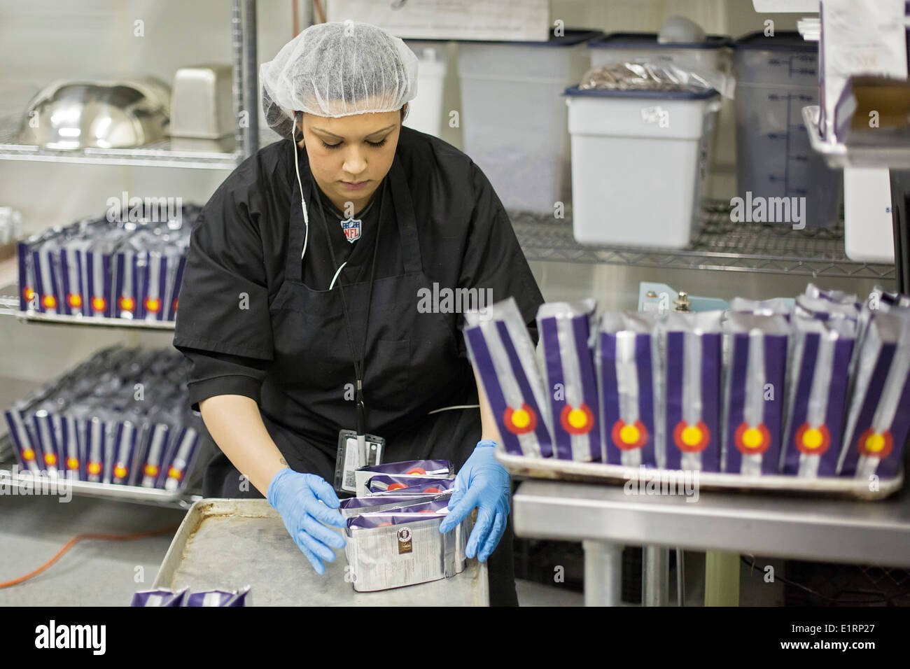 Denver, Colorado - une travailleuse de paquets élixirs Dixie Colorado Bars, un produit comestible de la marijuana. Banque D'Images