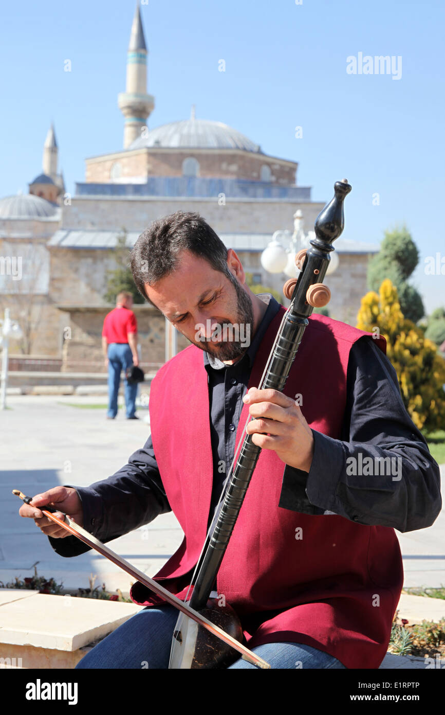 Musicien derviche, à Konya, Cappadoce, Turquie, en face de la mosquée Mevlana Banque D'Images