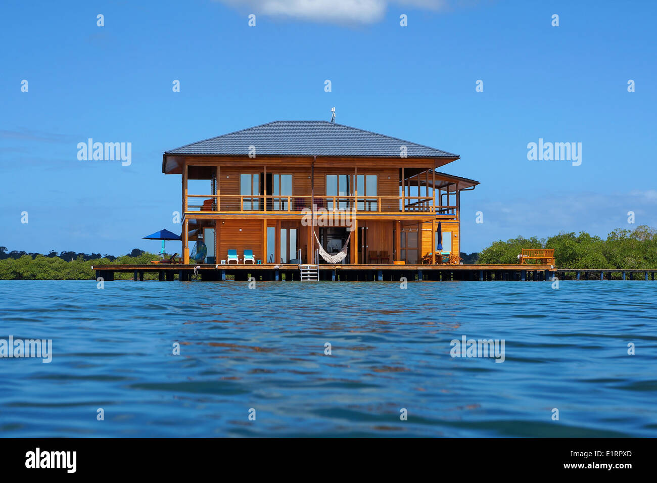 La maison tropical en bois sur pilotis au-dessus de l'eau de la mer des Caraïbes, Panama, Amérique Centrale Banque D'Images