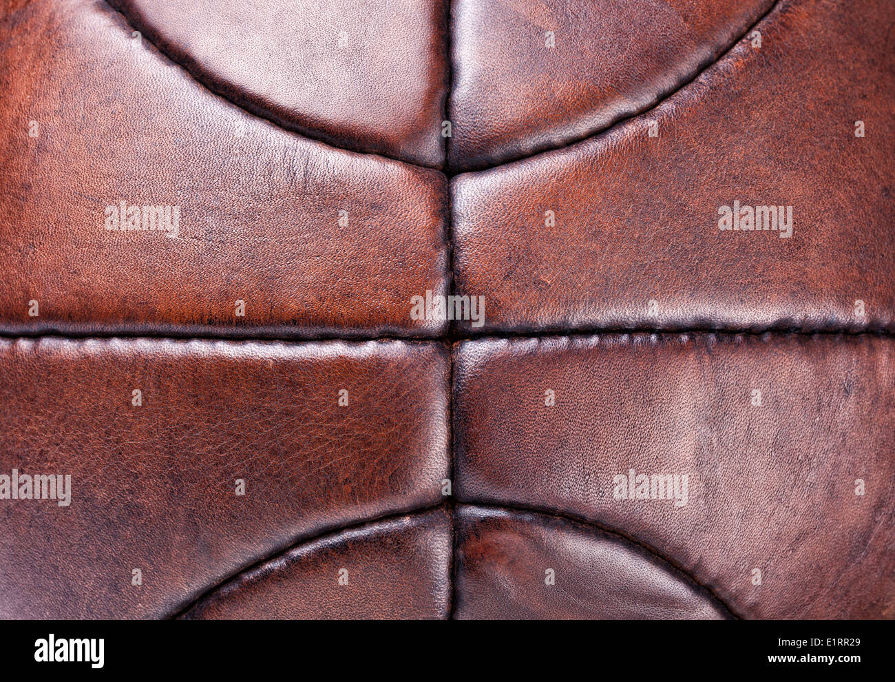 Basket en cuir vintage isolé sur fond blanc Banque D'Images