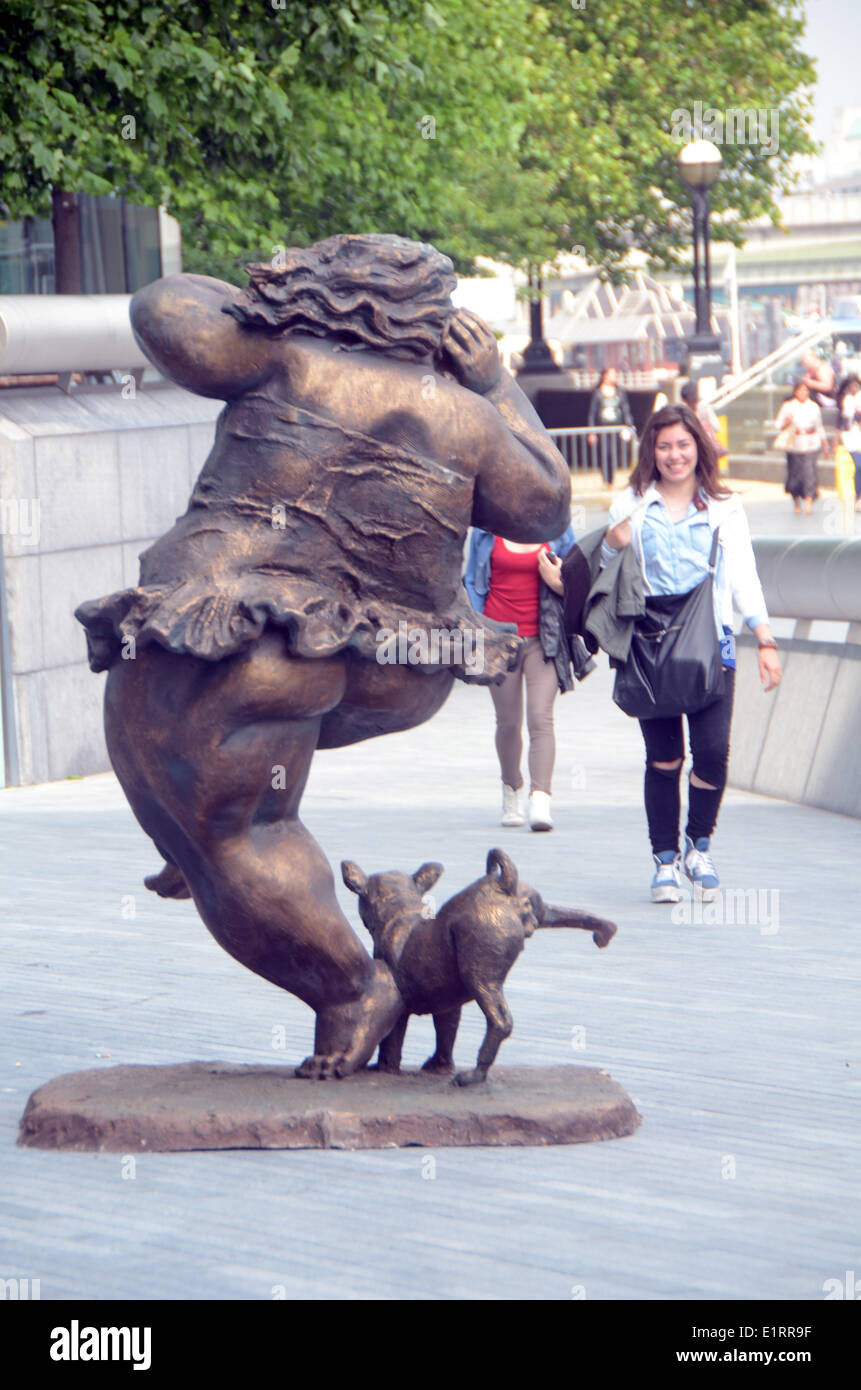 Londres, Royaume-Uni, 09 juin 2014, les femmes Potelées statues de sculpteur chinois Xu Hongfei installée devant le bureau du maire de Londres et en face de la Tour de Londres et Tower Bridge. Credit : JOHNNY ARMSTEAD/Alamy Live News Banque D'Images