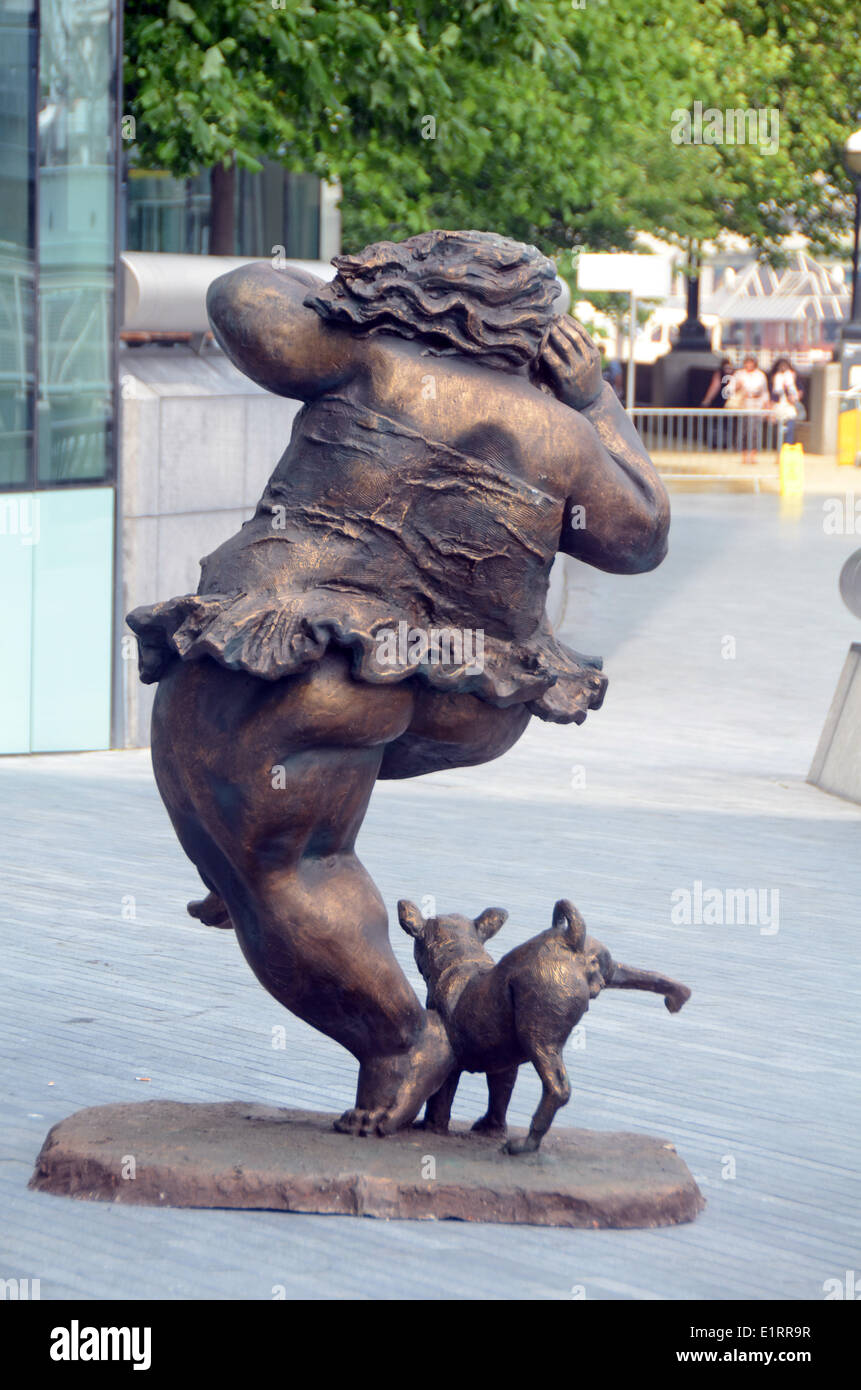 Londres, Royaume-Uni, 09 juin 2014, les femmes Potelées statues de sculpteur chinois Xu Hongfei installée devant le bureau du maire de Londres et en face de la Tour de Londres et Tower Bridge. Credit : JOHNNY ARMSTEAD/Alamy Live News Banque D'Images