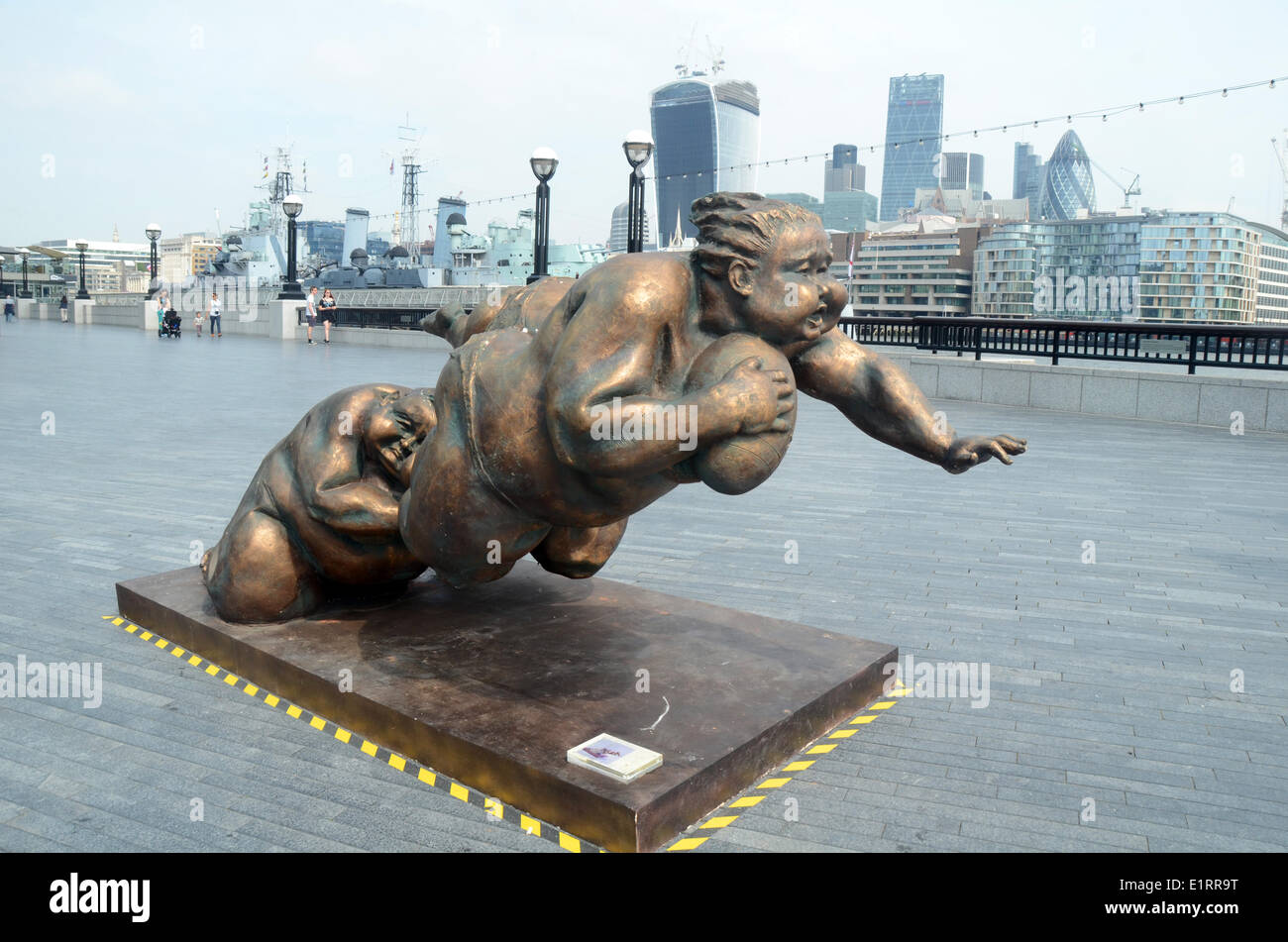 Londres, Royaume-Uni, 09 juin 2014, les femmes Potelées statues de sculpteur chinois Xu Hongfei installée devant le bureau du maire de Londres et en face de la Tour de Londres et Tower Bridge. Credit : JOHNNY ARMSTEAD/Alamy Live News Banque D'Images