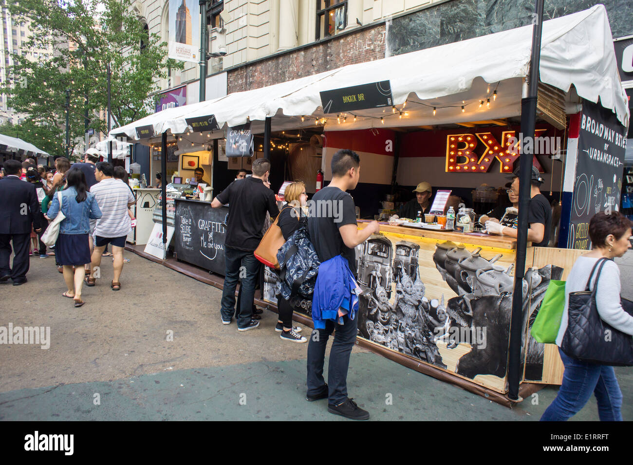 Foodies Profitez des offres au marché en plein air les morsures de Broadway Greeley Square à New York Banque D'Images