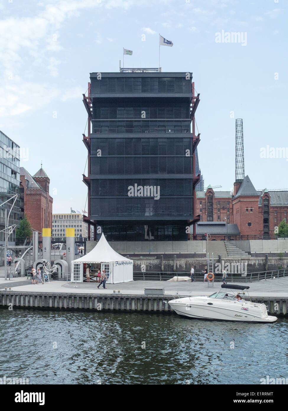 Dans Traditionsschiffhafen la HafenCity development area sur une belle journée d'été à Hambourg, Allemagne. Banque D'Images