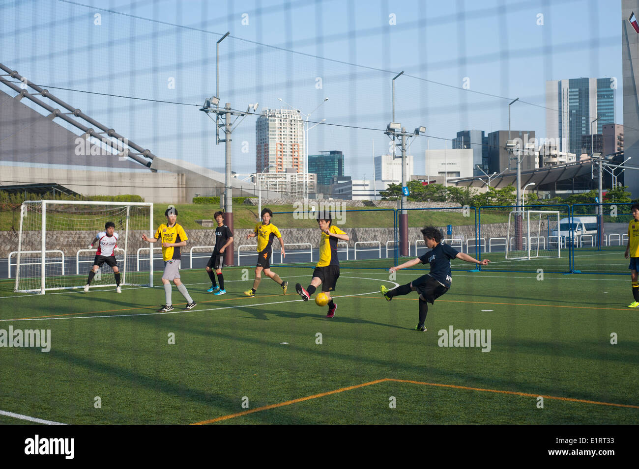 Tokyo Japon 2014 - adolescents japonais jouant au football Banque D'Images