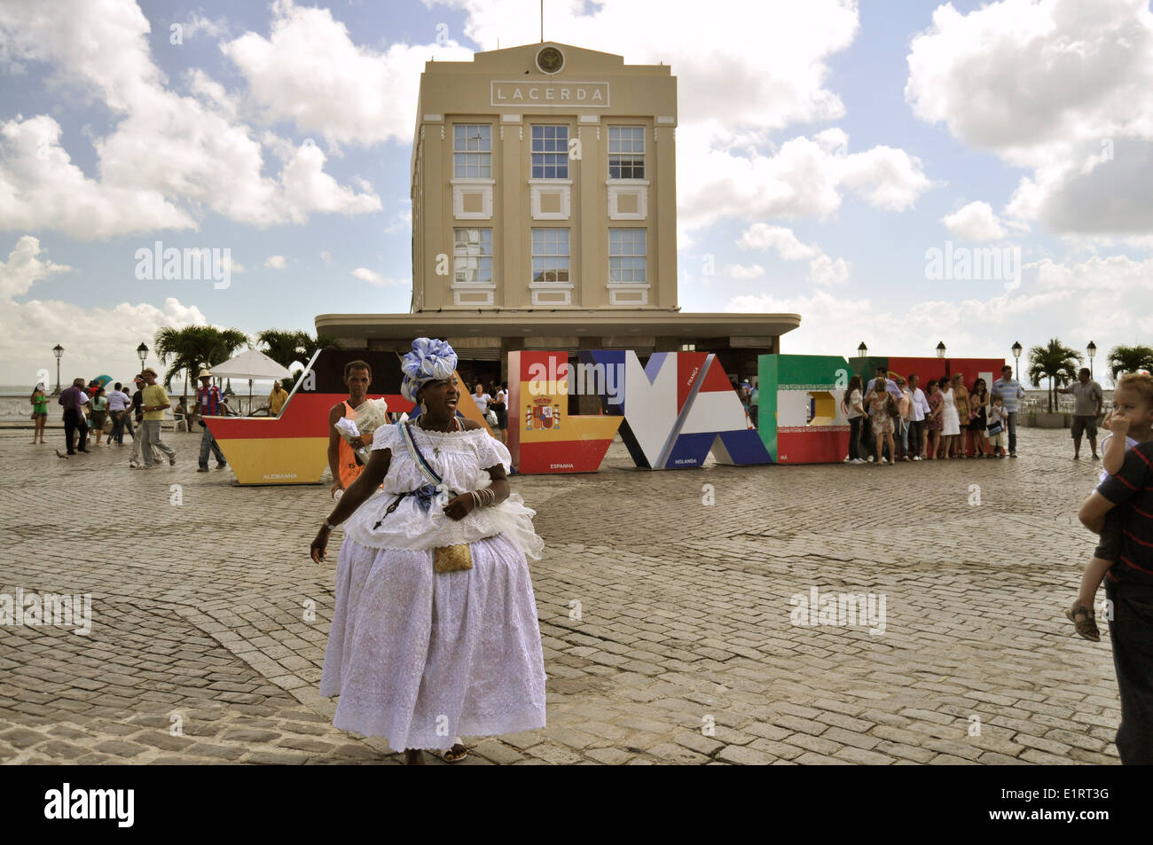 Elevador Lacerda, Länderflaggen der Vorrundengegner, WM 2014, Salvador da Bahia, Brésil. Banque D'Images