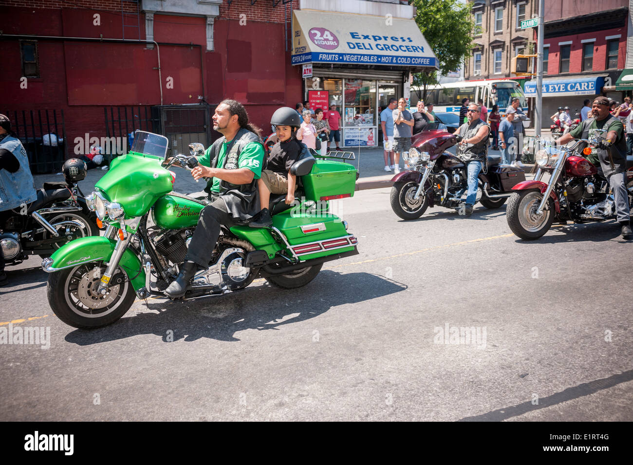 Ceux qui sont sales club moto ride dans le Brooklyn Puerto Rican Day Parade dans le quartier de Bushwick à Brooklyn New York Banque D'Images