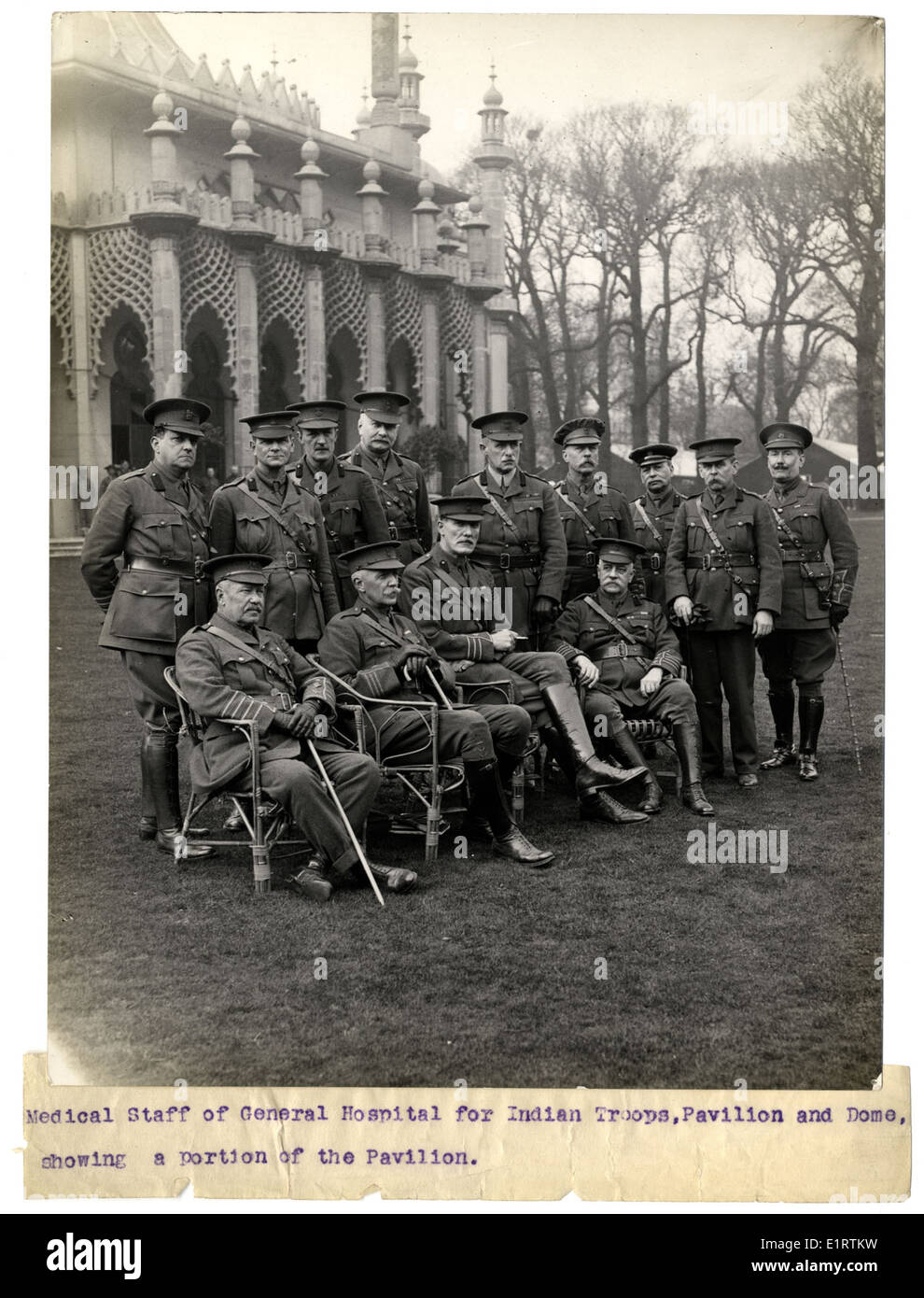 Personnel médical de l'hôpital général pour les troupes indiennes à Brighton, montrant une partie du pavillon et du dôme. Cette photo illustre les soins prodigués aux soldats indiens pendant la première Guerre mondiale à l'hôpital de Brighton, en Angleterre. Banque D'Images