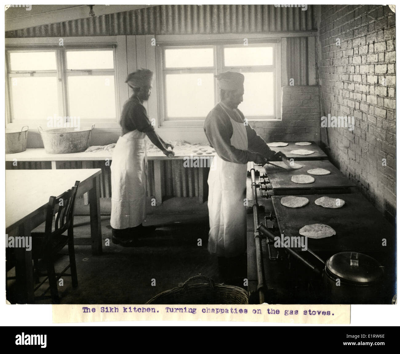 Le sikh cuisine. Tournant sur l'chappaties poêles à gaz [Brighton]. . Banque D'Images