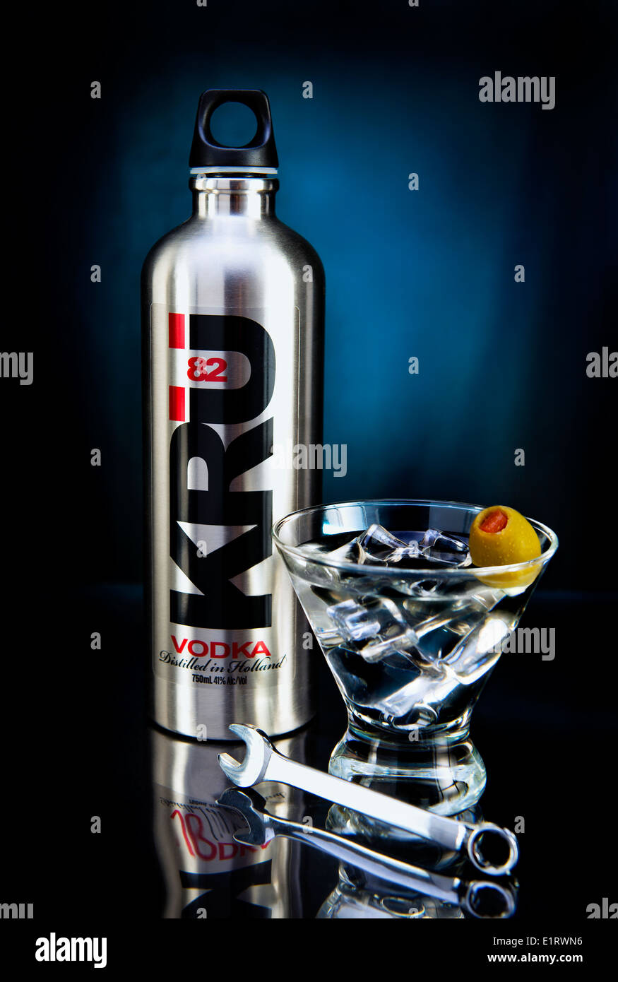 KRU 82 avec vodka martini garni d'une olive et d'une clé Chrome / concept : l'industrie, le 'blue collar' Banque D'Images