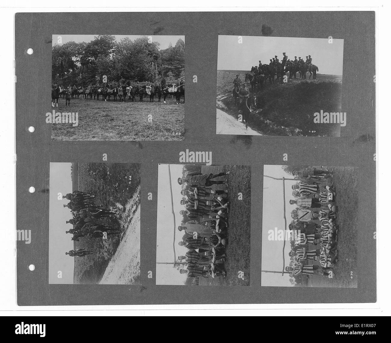 Une photo de la collection du volume 1 du Fonds des monuments commémoratifs de guerre canadiens, montrant divers soldats du corps indien, y compris les 15e sikhs, 18e lancers, 2/2 Gurkhas et 39e Garhwalis, stationnés près de Merville et d'autres endroits pendant la première Guerre mondiale, met en évidence les soldats qui ont été honorés ou mentionnés dans les dépêches. Banque D'Images