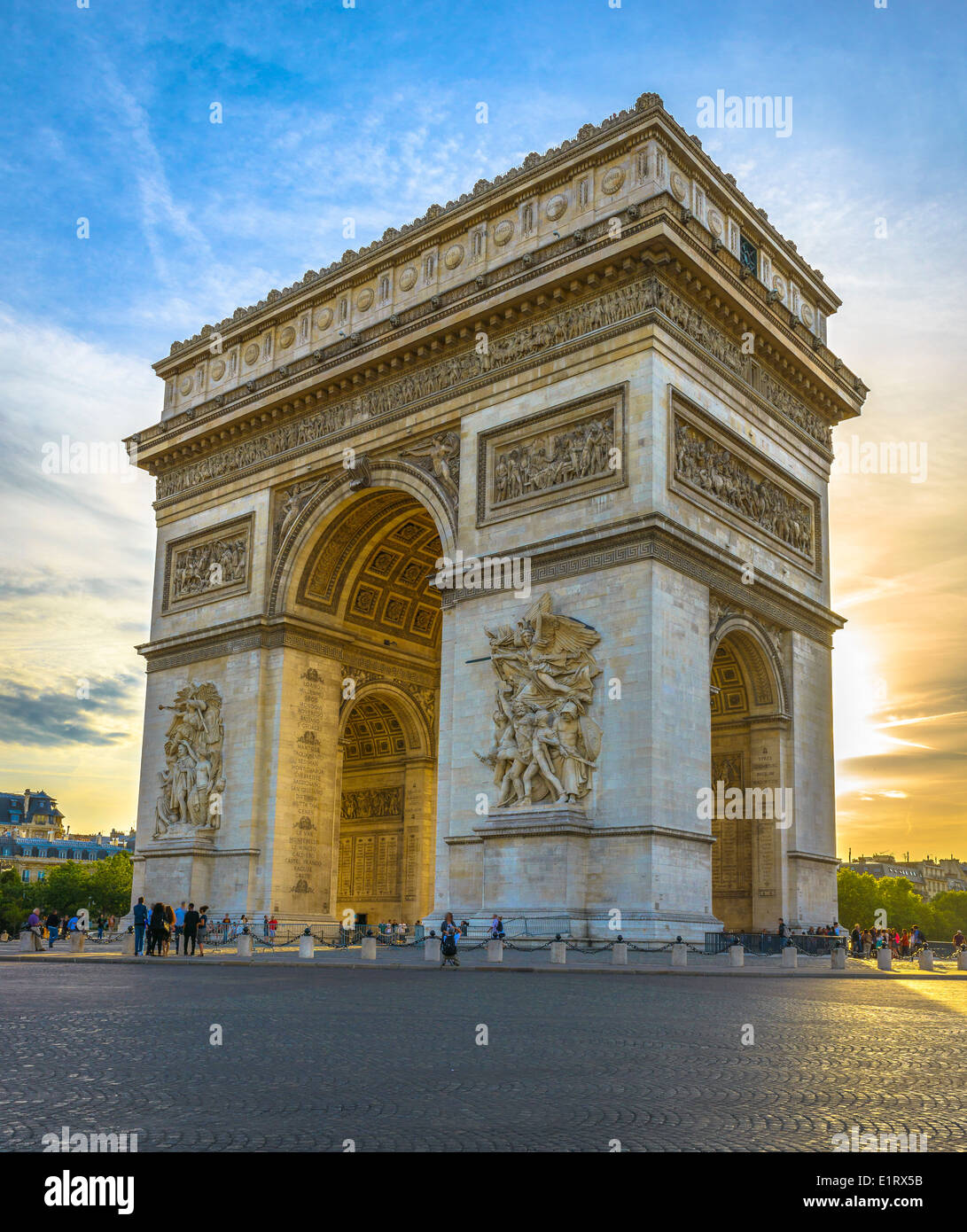 Arc de Triomphe au coucher du soleil à Paris, France Banque D'Images